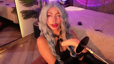 viollettebylyly online show from April 3, 1:42 pm