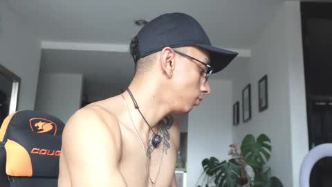 Snapshot of vito_benz chatting on March 18, 8:12 pm VITO BENZ online show from March 18, 8:12 pm