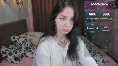 Snapshot of vivi__squirrel chatting on January 25, 11:23 am Vivi online show from January 25, 11:23 am