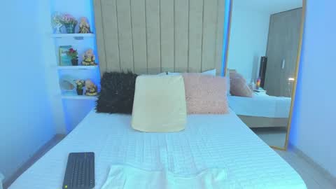 Snapshot of vivian_monroe chatting on January 15, 11:51 pm Vivian Monroe online show from January 15, 11:51 pm