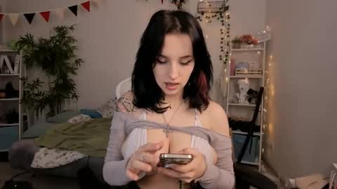 vivian_qwerty online show from December 23, 4:12 am
