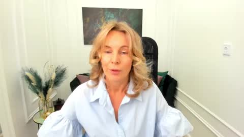 Snapshot of vivianlirei chatting on July 4, 4:29 am Sinti online show from July 4, 4:29 am