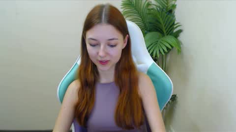Snapshot of vivien_leight chatting on December 4, 10:08 pm Vivien online show from December 4, 10:08 pm