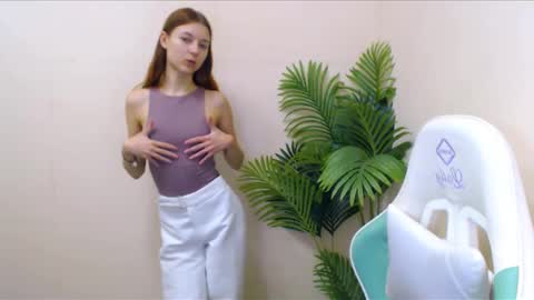 Snapshot of vivien_leight chatting on December 6, 7:12 pm Vivien online show from December 6, 7:12 pm