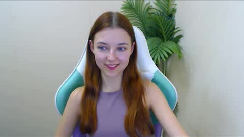 Snapshot of vivien_leight chatting on December 7, 1:25 am Vivien online show from December 7, 1:25 am