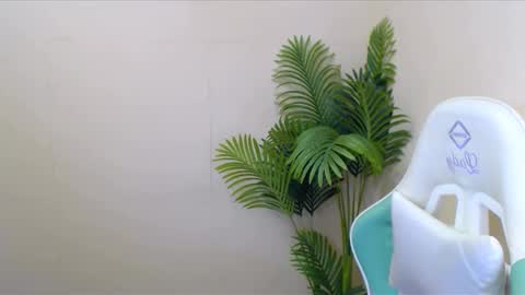 Snapshot of vivien_leight chatting on December 12, 6:36 am Vivien online show from December 12, 6:36 am