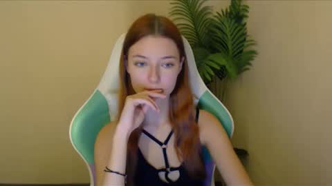 Snapshot of vivien_leight chatting on December 12, 9:40 am Vivien online show from December 12, 9:40 am