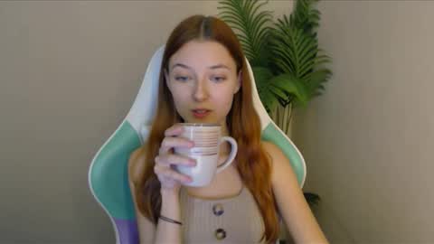 Snapshot of vivien_leight chatting on December 13, 10:13 pm Vivien online show from December 13, 10:13 pm