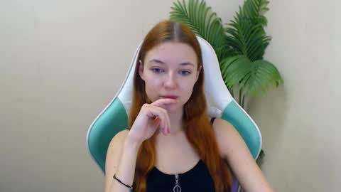 Snapshot of vivien_leight chatting on February 5, 6:48 pm Vivien online show from February 5, 6:48 pm