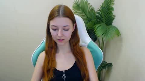 Snapshot of vivien_leight chatting on February 6, 12:54 am Vivien online show from February 6, 12:54 am