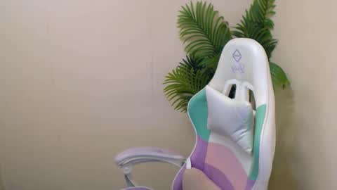 Snapshot of vivien_leight chatting on February 18, 9:53 pm Vivien online show from February 18, 9:53 pm