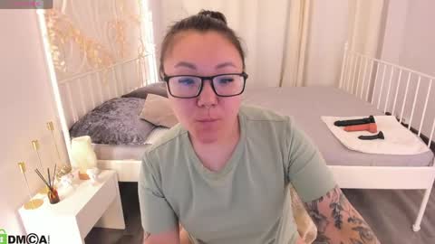 Vivien online show from May 1, 12:15 am
