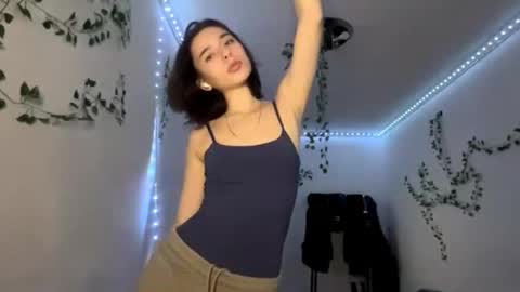 Snapshot of viviennebreihan chatting on December 4, 4:16 pm Vivi online show from December 4, 4:16 pm