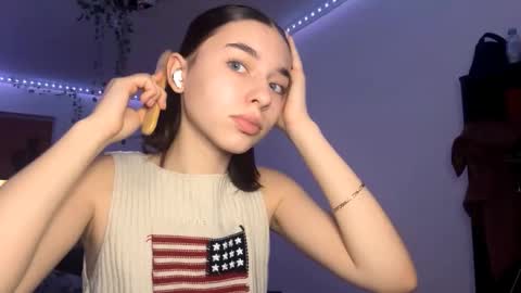 Snapshot of viviennebreihan chatting on December 21, 9:05 am Vivi online show from December 21, 9:05 am