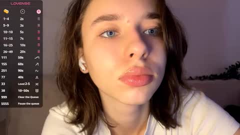 Snapshot of viviennebreihan chatting on January 8, 10:06 am Vivi online show from January 8, 10:06 am