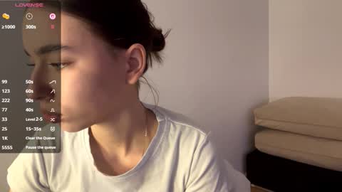 Snapshot of viviennebreihan chatting on January 12, 7:02 am Vivi online show from January 12, 7:02 am