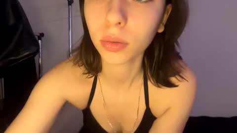 Snapshot of viviennebreihan chatting on January 15, 10:09 am Vivi online show from January 15, 10:09 am