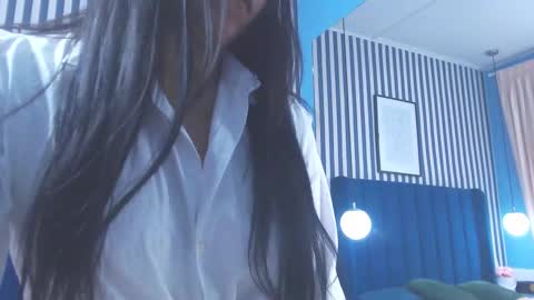 Snapshot of viviennerosette chatting on February 20, 1:00 pm Vivian online show from February 20, 1:00 pm