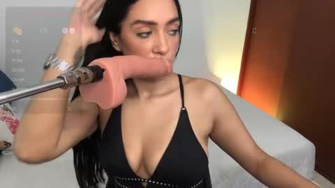 Snapshot of vsantini_ chatting on December 13, 3:00 pm vsantini_ online show from December 13, 3:00 pm
