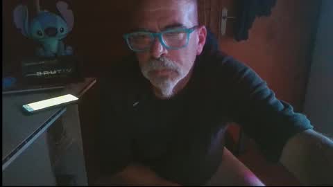 Snapshot of vuda77 chatting on November 14, 11:02 pm oscar online show from November 14, 11:02 pm