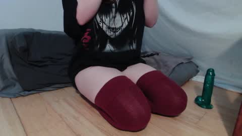 Snapshot of wacky_weirdo chatting on September 15, 4:01 am Rose online show from September 15, 4:01 am