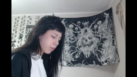 Snapshot of wavy_nights chatting on April 29, 2:10 pm Mina online show from April 29, 2:10 pm