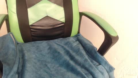 Snapshot of we_n_you chatting on September 18, 1:24 pm Trixie 3 online show from September 18, 1:24 pm