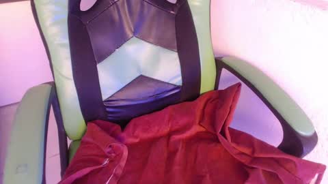 Snapshot of we_n_you chatting on September 27, 1:38 pm Trixie 3 online show from September 27, 1:38 pm