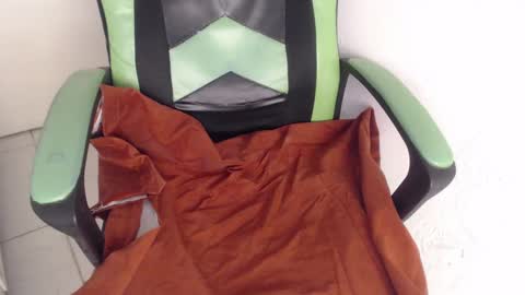 Snapshot of we_n_you chatting on October 2, 1:18 pm Trixie 3 online show from October 2, 1:18 pm