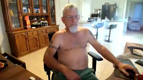 Snapshot of wellhelloo chatting on April 28, 6:18 am Wellhelloo online show from April 28, 6:18 am