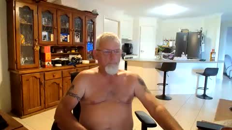Snapshot of wellhelloo chatting on May 6, 5:25 am Wellhelloo online show from May 6, 5:25 am