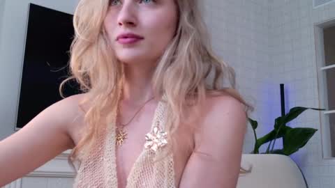 Snapshot of wellicaren chatting on April 7, 12:38 pm CAREN online show from April 7, 12:38 pm