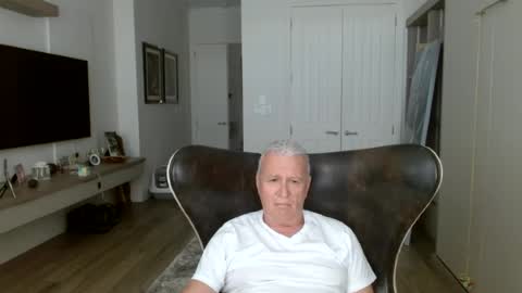 Snapshot of wellmi chatting on June 22, 6:49 pm Exhibitionist online show from June 22, 6:49 pm