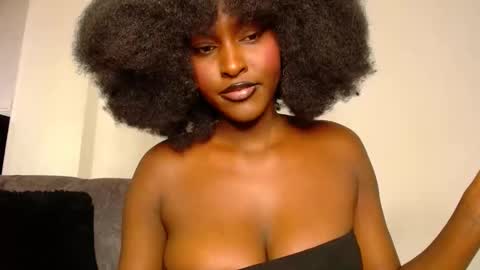 Snapshot of wet_wife_material chatting on February 9, 12:41 pm Macey online show from February 9, 12:41 pm