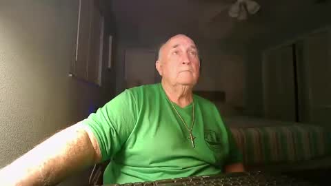 Snapshot of wfs2946 chatting on December 17, 2:01 am wfs2946 online show from December 17, 2:01 am