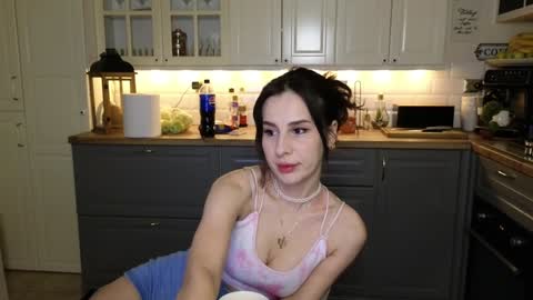 Snapshot of whats_her_name chatting on January 11, 11:35 pm Victoria Maria online show from January 11, 11:35 pm