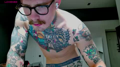 Snapshot of white_king999 chatting on October 2, 2:40 am Max online show from October 2, 2:40 am