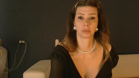 White Queen online show from May 18, 7:58 am