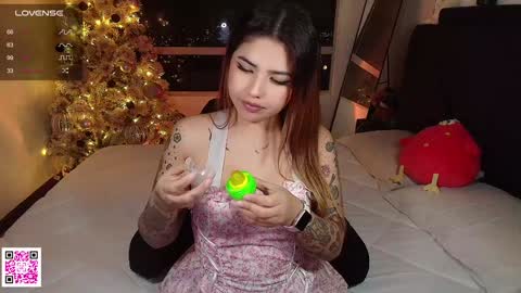 Snapshot of whites_emma chatting on January 19, 1:43 am EMMA online show from January 19, 1:43 am
