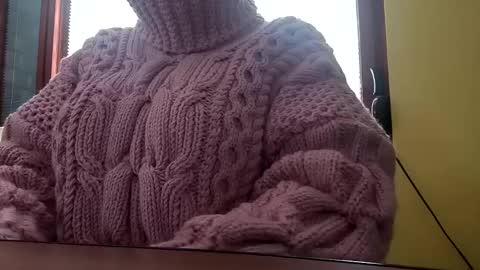 whitesweater online show from October 22, 7:19 am