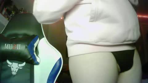 Snapshot of whiteweapon88 chatting on February 14, 6:21 am whiteweapon88 online show from February 14, 6:21 am