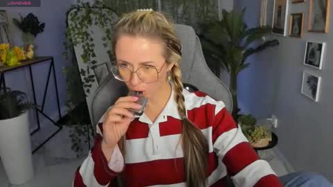 Snapshot of whitneypunnch chatting on April 17, 3:04 pm whitneypunnch online show from April 17, 3:04 pm