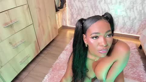 Snapshot of whitneyyfox chatting on May 24, 11:21 pm whitneyyfox online show from May 24, 11:21 pm