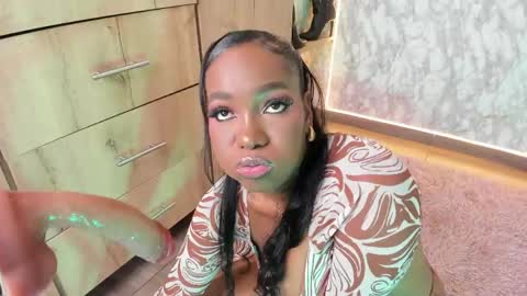 Snapshot of whitneyyfox chatting on June 4, 11:33 pm whitneyyfox online show from June 4, 11:33 pm