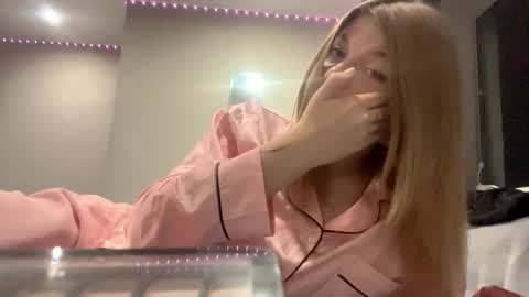 Snapshot of whys0_beauty chatting on October 29, 3:36 pm Kira online show from October 29, 3:36 pm