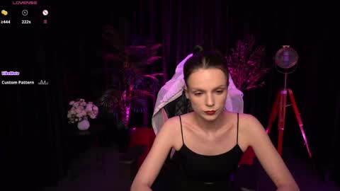 Snapshot of wild_alice_me chatting on April 5, 3:09 pm Alice online show from April 5, 3:09 pm