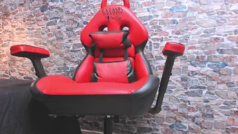 wild_firee_ online show from May 18, 8:47 pm