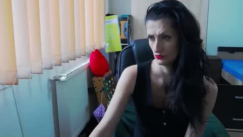 Snapshot of wildbea23 chatting on April 4, 7:39 am Bea online show from April 4, 7:39 am