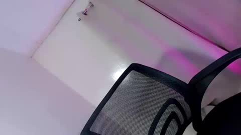 Snapshot of wildest_dream1 chatting on October 28, 6:43 pm wildest_dream1 online show from October 28, 6:43 pm