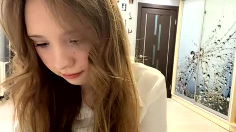 Snapshot of willenasow chatting on March 8, 5:17 pm Olivia online show from March 8, 5:17 pm